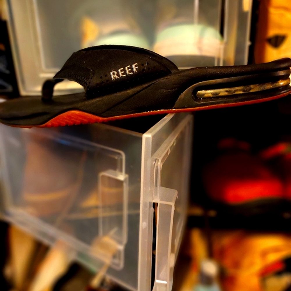 Men or Woman's Reef flip flops very nice made to last........